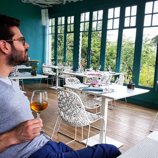 Lui et son verre de cidre breton – Copyright © Gratinez