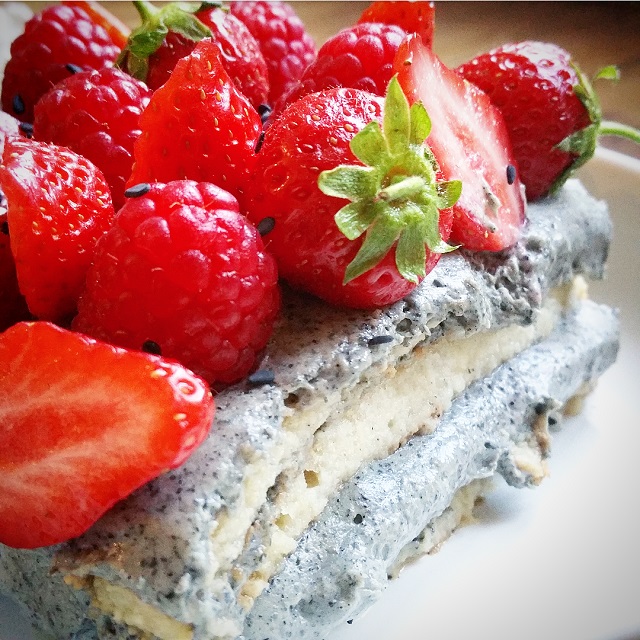 Tiramisu fraise, framboise et crème au sésame noir – Copyright © Gratinez