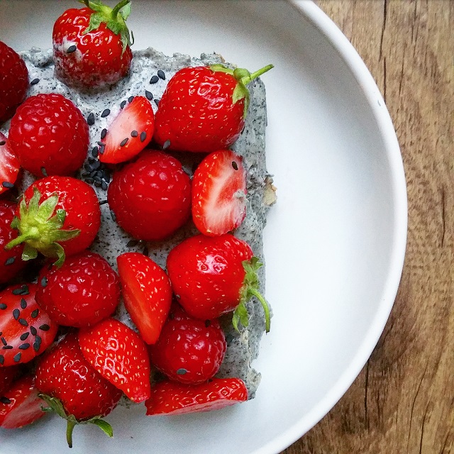 Tiramisu fraise, framboise et crème au sésame noir – Copyright © Gratinez
