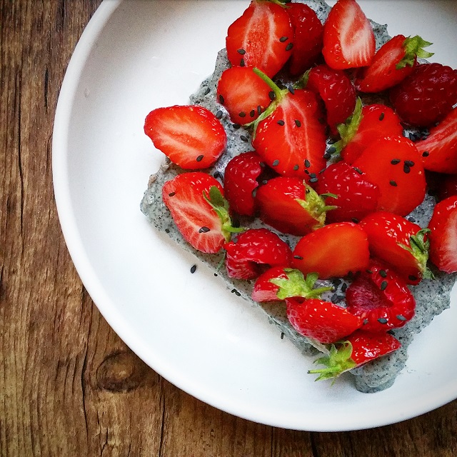 Tiramisu fraise, framboise et crème au sésame noir – Copyright © Gratinez