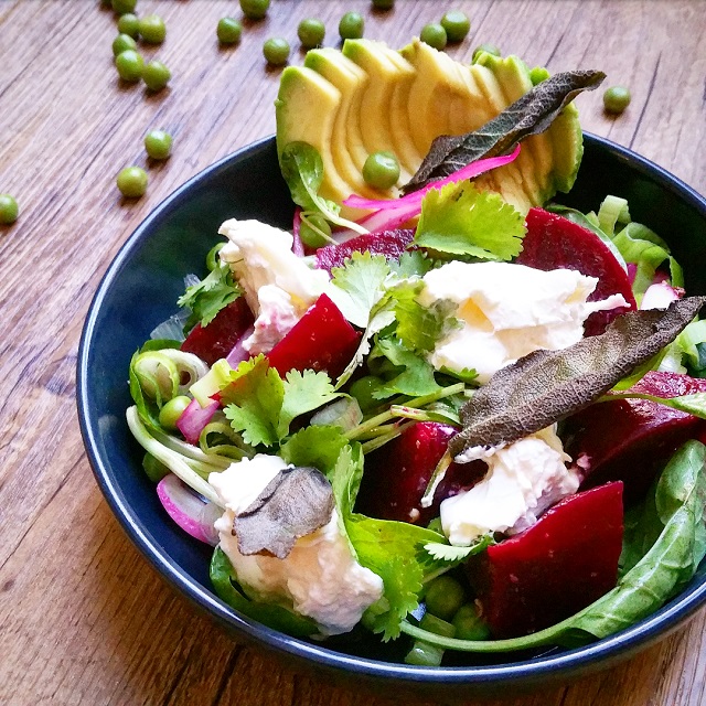 Salade de betterave et burrata au vert - Copyright © Gratinez