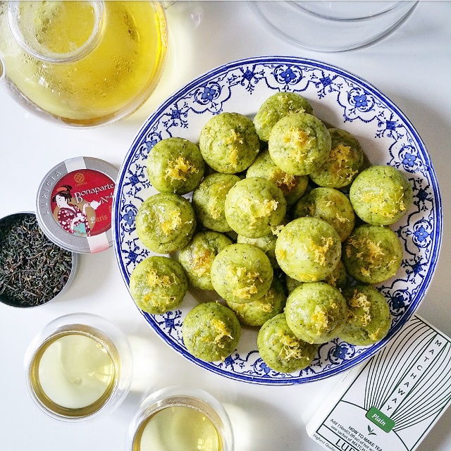 Muffins matcha, citron et pavot, moelleux et légers, accompagnés d'un thé de la Maison Lupicia – Copyright © Gratinez