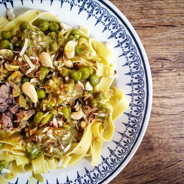 Navarin d'agneau coco, curry, petits pois et oignons nouveaux – Copyright © Gratinez