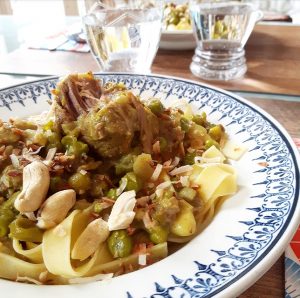 Navarin d'agneau coco, curry, petits pois et oignons nouveaux – Copyright © Gratinez