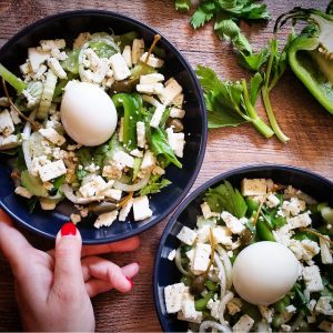 Salade de céleri, poivron, œuf coulant et feta – Copyright © Gratinez