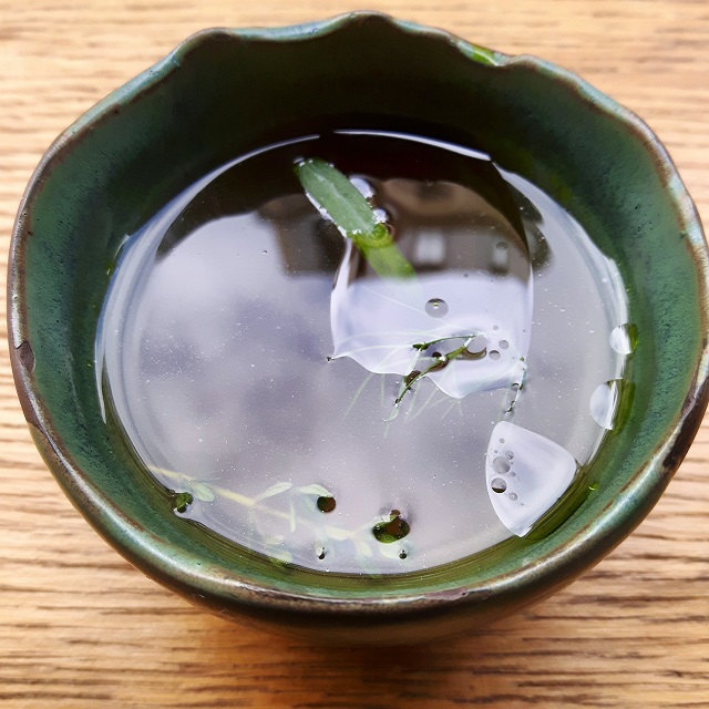 Bouillon dashi aux herbes fraiches – restaurant Salt – Copyright © Gratinez