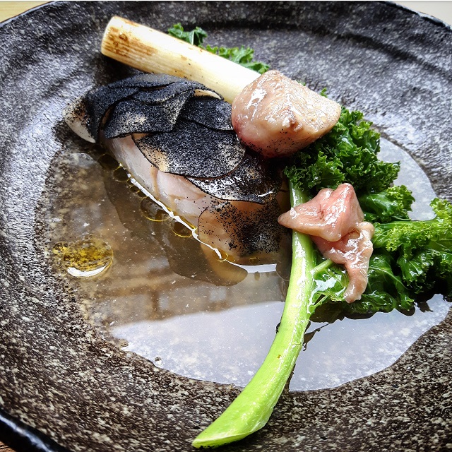 Lieu noir, moelle, kale et ail – restaurant Salt – Copyright © Gratinez