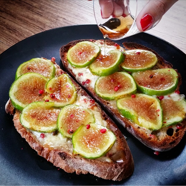 Tartine de figues et Saint-Marcellin, baies roses et sirop d'érable – Copyright © Gratinez