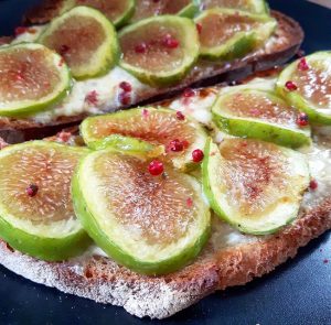 Tartine de figues et Saint-Marcellin, baies roses et sirop d'érable – Copyright © Gratinez