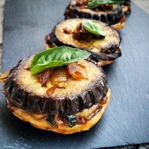 Tatin d'aubergines, poires et oignons confits – Copyright © Gratinez