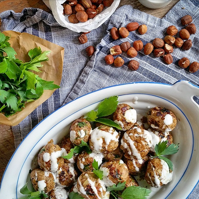 Boulettes d'agneau, noisette, sésame et livèche – Copyright © Gratinez