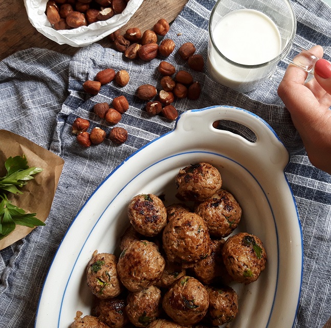 Boulettes d'agneau, noisette, sésame et livèche – Copyright © Gratinez