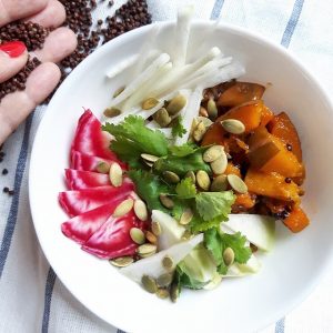 Bowl de courge rôtie à la maniguette et légumes croquants – Copyright © Gratinez