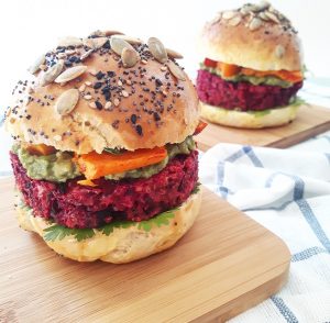 Burgers végétariens betterave, avocat, butternut, et buns maison – Copyright © Gratinez