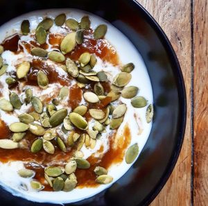 Quetsches compotées, yaourt au lait de chèvre et graines de courge – Copyright © Gratinez