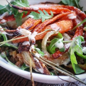 Salade petit épeautre, carottes et fenouil rôti, vinaigrette d'orange au tahini – Copyright © Gratinez