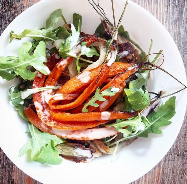 Salade carottes, fenouil rôti et petit épeautre, vinaigrette d'orange au tahini – Copyright © Gratinez