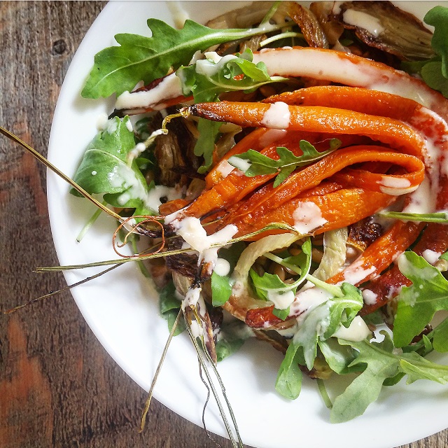 Salade carottes, fenouil rôti et petit épeautre, vinaigrette d'orange au tahini – Copyright © Gratinez