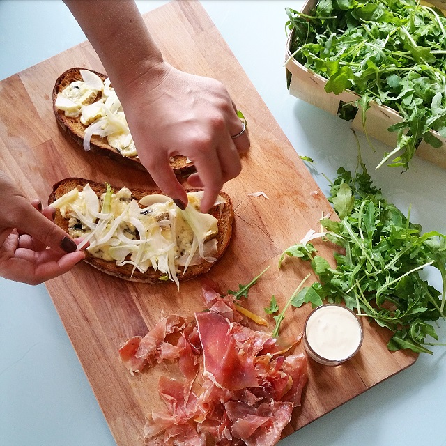 Tartines jambon serrano, poire et fenouil – Copyright © Gratinez