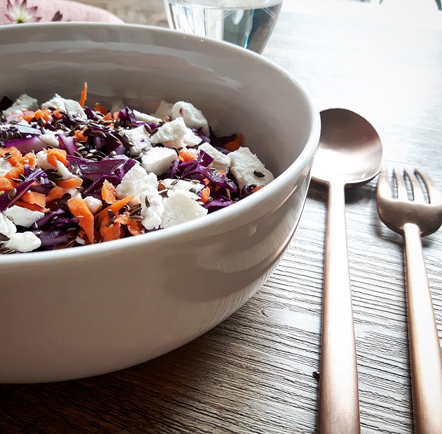 Salade de chou rouge, carottes, feta et huile de noisettes – Copyright © Gratinez / Arts de la table par La Trésorerie ®