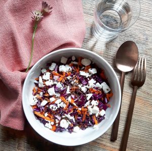 Salade de chou rouge, carottes, feta et huile de noisettes – Copyright © Gratinez