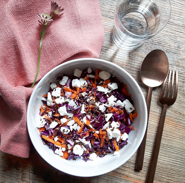 Salade de chou rouge, carottes, feta et huile de noisettes – Copyright © Gratinez / Arts de la table par La Trésorerie ®