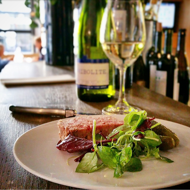 Apéro terrine maison et vin nature argentin, chez Biondi – Copyright © Gratinez