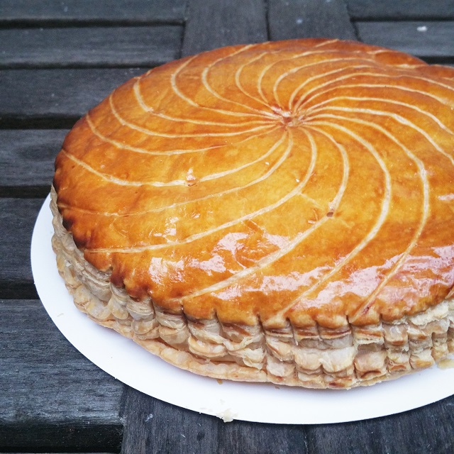 Galette des rois de la boulangerie Des Gateaux et du Pain par Claire Damon – Copyright © Gratinez