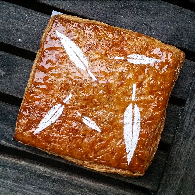 Galette des rois de la pâtisserie Plume par Cécile Coulier – Copyright © Gratinez