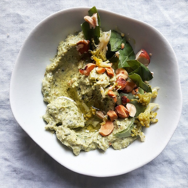 Linguine au pesto de brocoli, basilic et noisettes – Copyright © Gratinez / Arts de la table par Merci®