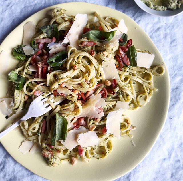 Linguine au pesto de brocoli, basilic et noisettes – Copyright © Gratinez / Arts de la table par Merci®