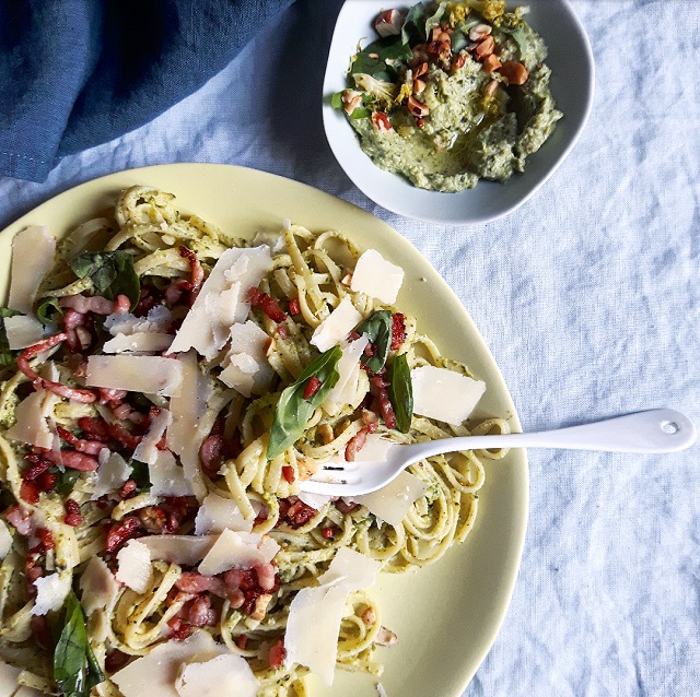 Linguine au pesto de brocoli, basilic et noisettes – Copyright © Gratinez / Arts de la table par Merci®