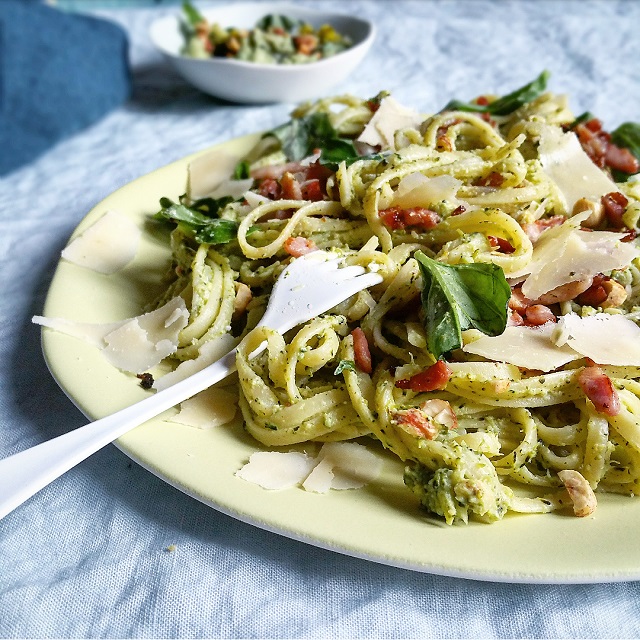 Linguine au pesto de brocoli, basilic et noisettes – Copyright © Gratinez / Arts de la table par Merci®