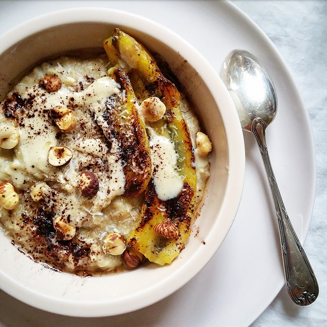 Porridge végétal - purée d'amandes, banane et noisettes – Copyright © Gratinez / Arts de la table par La Trésorerie ®