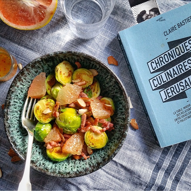 Salade de choux de Bruxelles, lardons, amandes, pomélo – Copyright © Gratinez