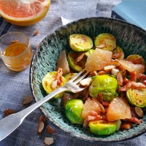 Salade de choux de Bruxelles, lardons, amandes, pomélos – Copyright © Gratinez