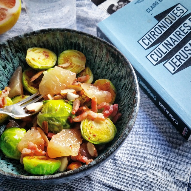 Salade de choux de Bruxelles, lardons, amandes, pomélo – Copyright © Gratinez