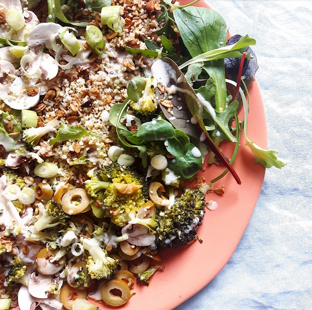 Assiette verte, granola salé fenouil et épices – Copyright © Gratinez / Arts de la table par Merci ®