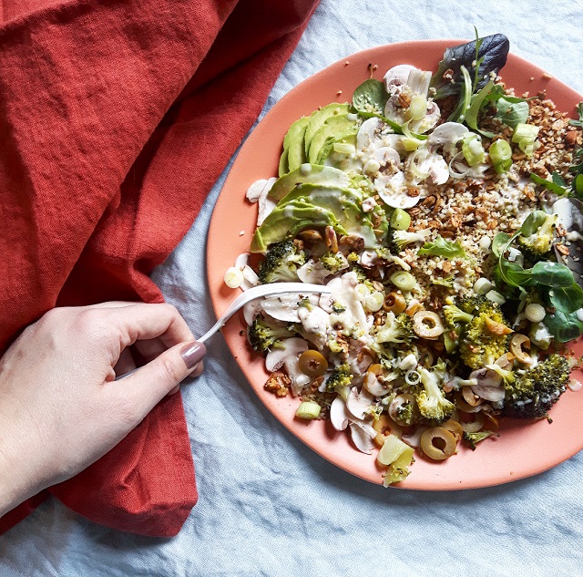 Assiette verte, granola salé fenouil et épices – Copyright © Gratinez / Arts de la table par Merci ®