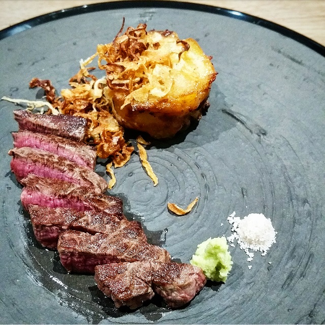 Filet de boeuf, Sel d'algue et wasabi cru, Gratin dauphinois, Ken Kawasaki – Copyright © Gratinez