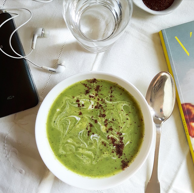 Soupe froide de courgette, lait de coco et sumac – Copyright © Gratinez