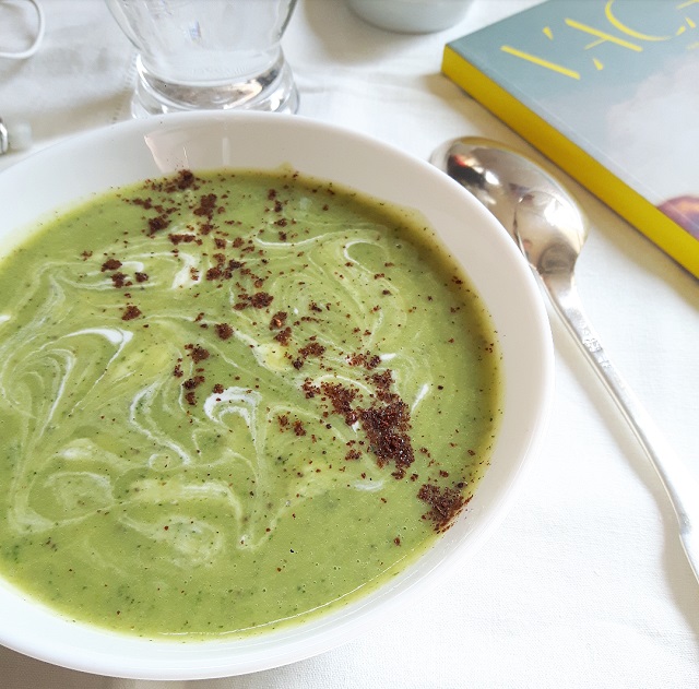 Soupe froide de courgette, lait de coco et sumac – Copyright © Gratinez