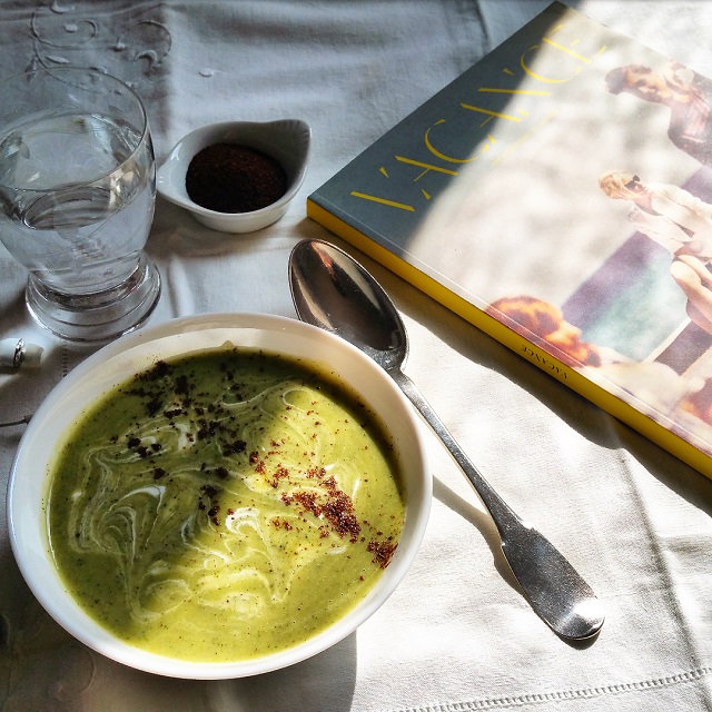 Soupe froide de courgette, lait de coco et sumac – Copyright © Gratinez