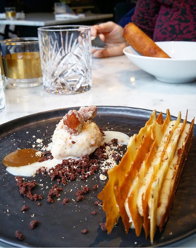 Mille feuilles vanille Bourbon, Glace amandes, Caramel tonka, chez Sourire Restaurant – Copyright © Gratinez