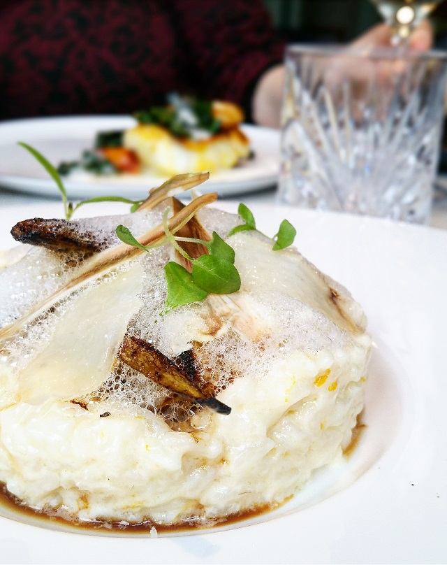 Risotto au vieux parmesan, Artichauts violets de Sicile, Citron Meyer, chez Sourire Restaurant – Copyright © Gratinez