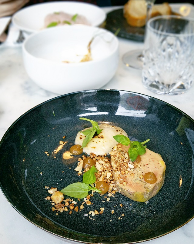 Foie gras fumé, Mousse torréfiée, Granola, Chutney à la bière, chez Sourire Restaurant – Copyright © Gratinez