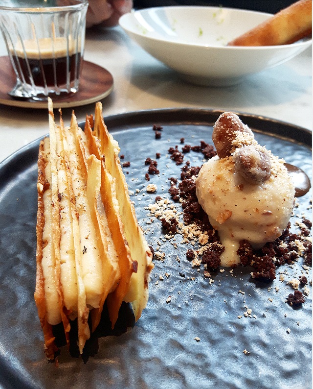 Mille feuilles vanille Bourbon, Glace amandes, Caramel tonka, chez Sourire Restaurant – Copyright © Gratinez