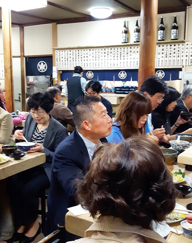 Familles et salarymen chez Sanshuya Nihonbashi – Copyright © Gratinez