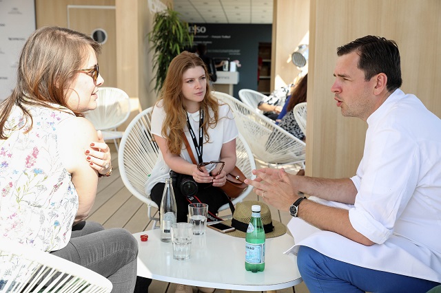 Interview du chef Arnaud Faye sur la plage Nespresso – Copyright © Emmanuel Nguyen Ngoc