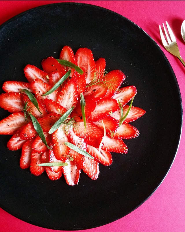 Carpaccio de fraises, timut et sirop de tonka – Copyright © Gratinez